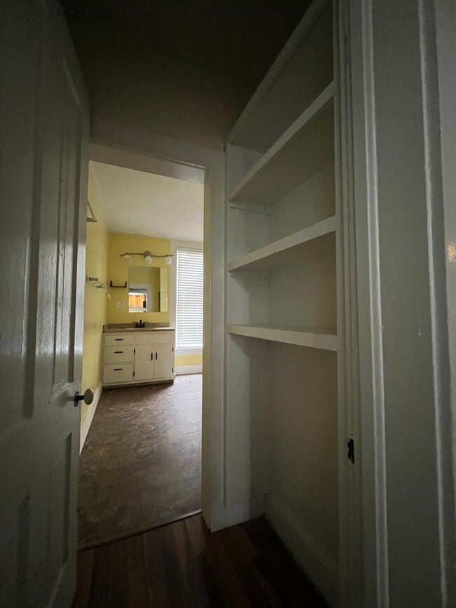 Building Photo - Warsaw, 4 Bedroom