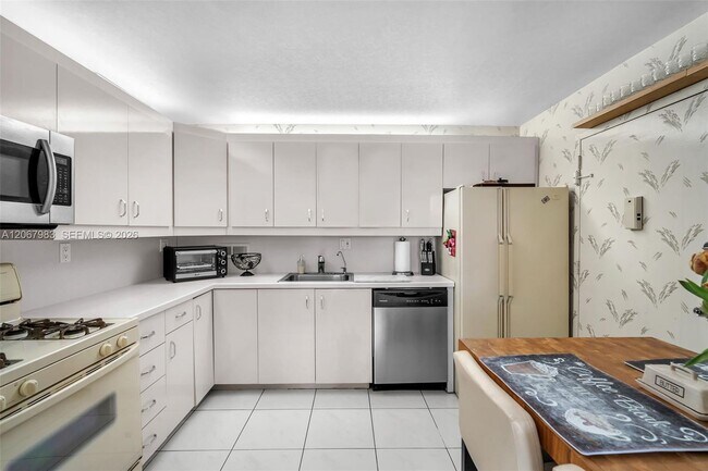 Building Photo - 2030 S Ocean Dr
