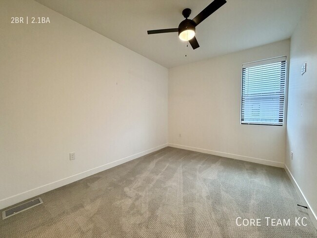 Building Photo - 2913 N Oak Trafficway