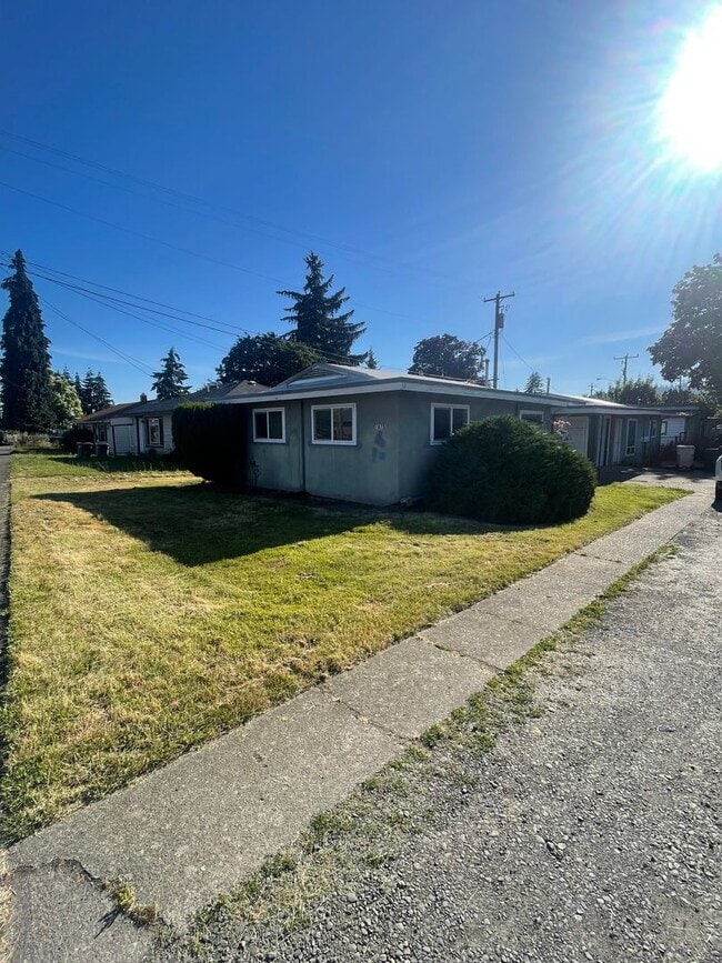 Building Photo - Conveniently located two bedroom home with fresh updates!