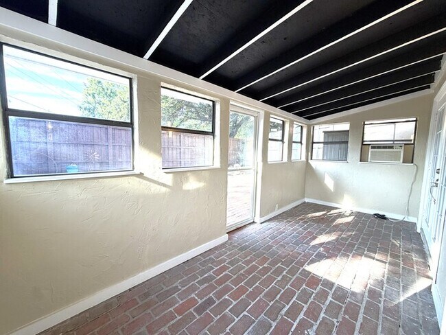Building Photo - 3-2.5-2 Town home on the Historic Bricks of Camp Bowie