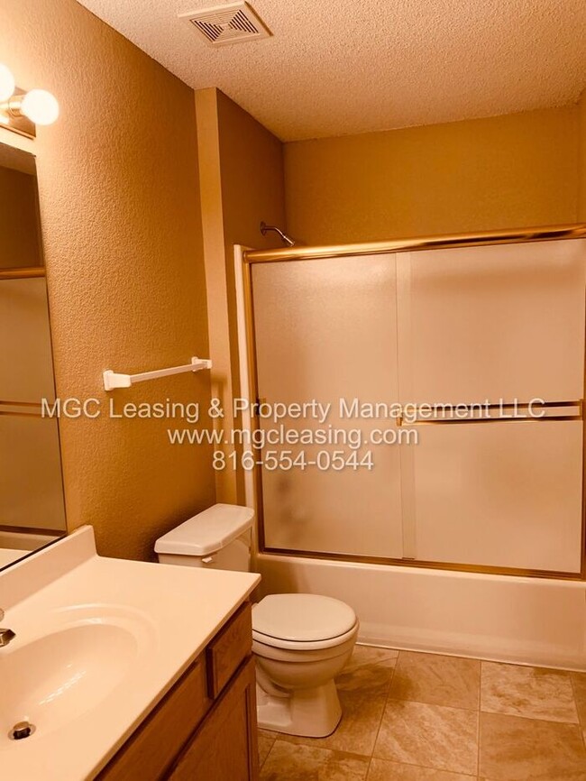 Building Photo - Spacious Townhome with Open Floor Plan in ...