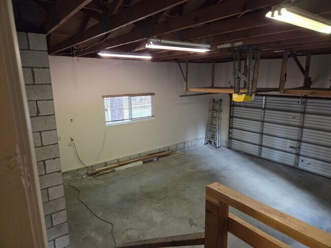 Building Photo - Two bedroom furnished home in a quiet area