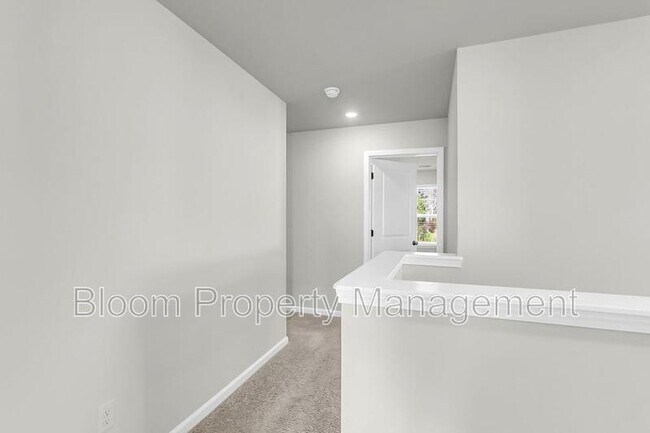 Building Photo - 205 Maple Hl Dr