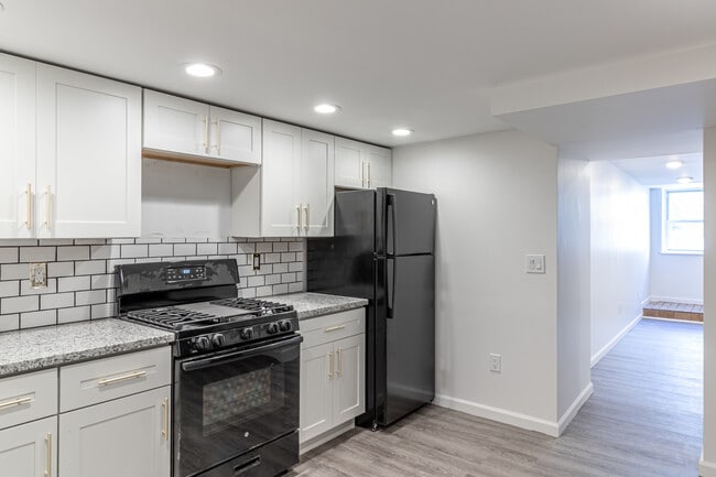 Building Photo - 916 Highview St