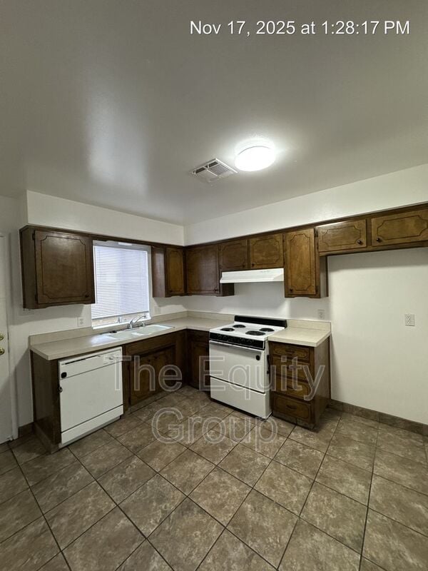 Building Photo - 2736 S Sallee St