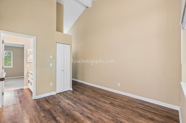 Building Photo - Light Filled Clackamas Condo with Covered Balcony and Community Amenities