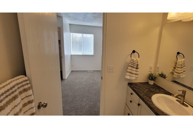 Building Photo - 545 W 600 N