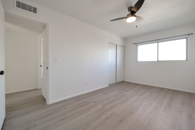 Building Photo - Large Trilevel home backing 60 with pool and close to ASU