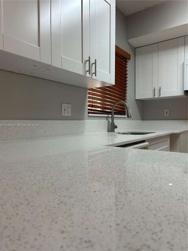 Building Photo - 6225 SW Kendale Lakes Cir