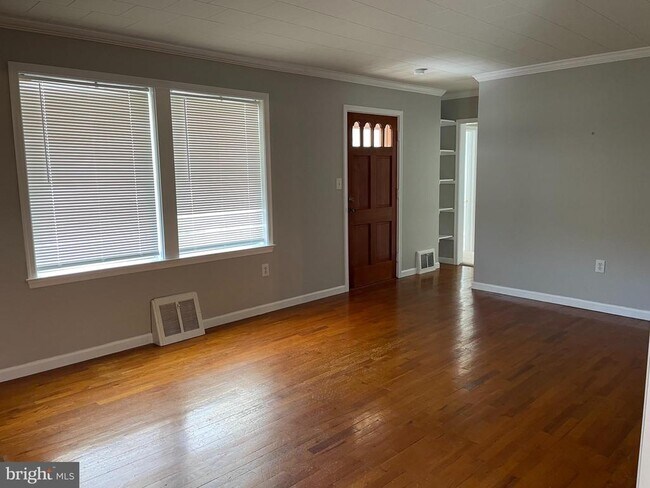Building Photo - 573 Fairfax Pike