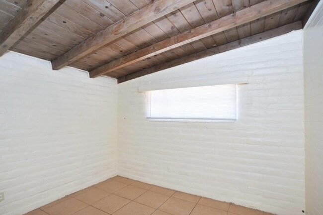 Building Photo - 4 bedroom/2 bath home on large lot near Alvernon/Grant!