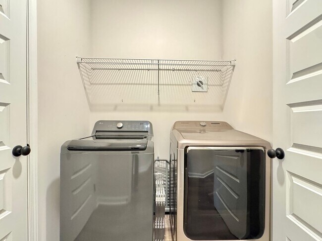 Building Photo - $500 RENT CREDIT | AVAILABLE NOW! (Pet Friendly)