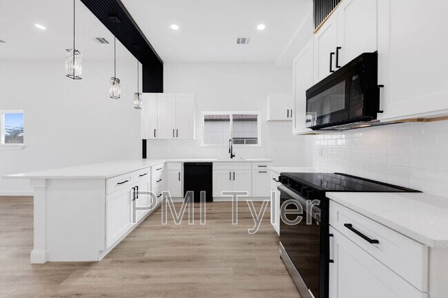 Building Photo - 1269 Bonham St