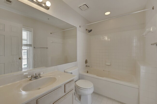 Building Photo - Top-Floor 3BD/3BA seconds to Downtown Crown!