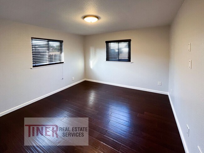 Building Photo - Beautiful Colonial Village Home