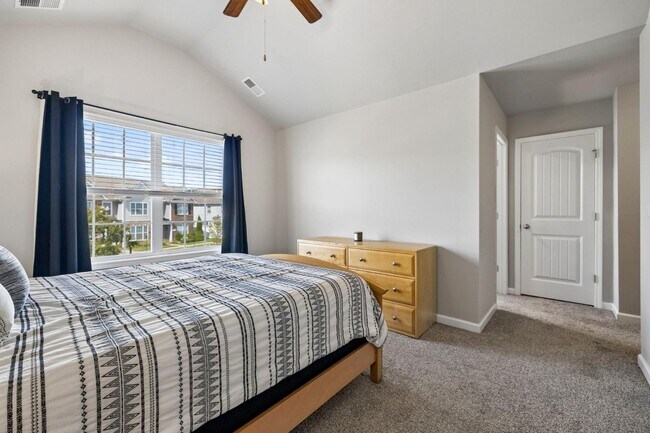 Building Photo - 1045 Enclave Ave