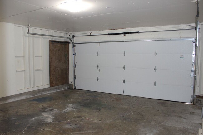 Building Photo - 4 bedroom house