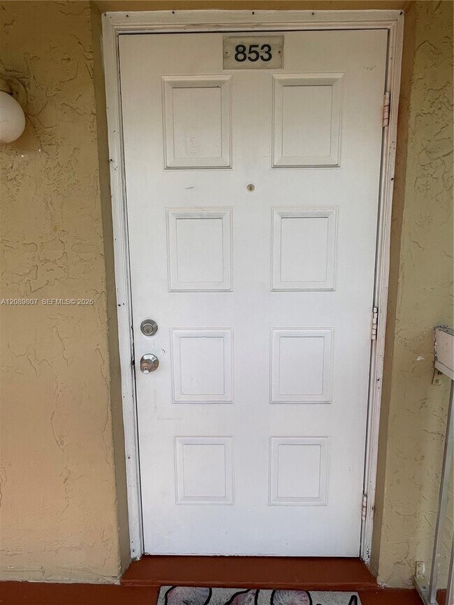 Building Photo - 821 Twin Lakes Dr