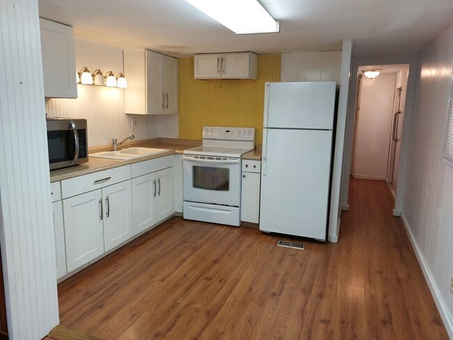 Building Photo - 55+ Community Home in Saralake Estates – 2 Bed / 2 Bath