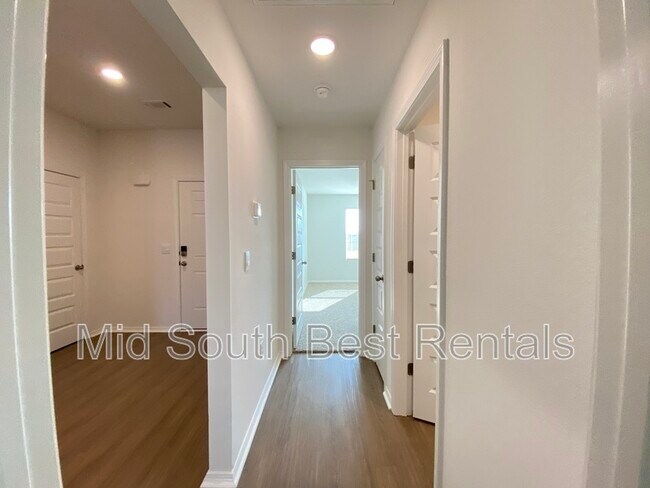 Building Photo - 44 Kelton Ln