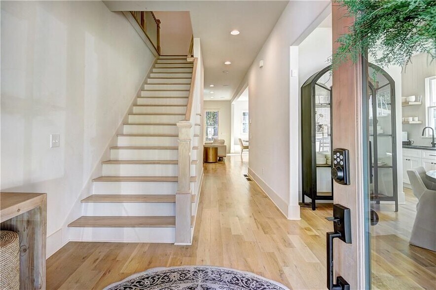 Building Photo - 1268 Hayes Dr SE