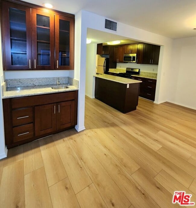 Building Photo - 832 3rd St