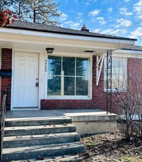 Building Photo - 4 Bedroom 2 Bathroom Duplex