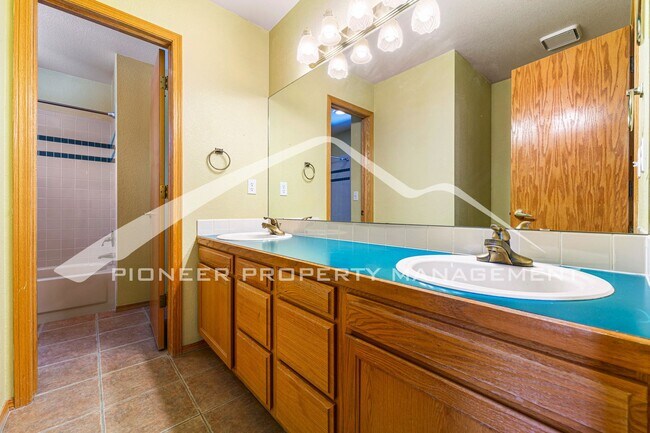 Building Photo - Spacious Home with Central AC and Gas Fireplace