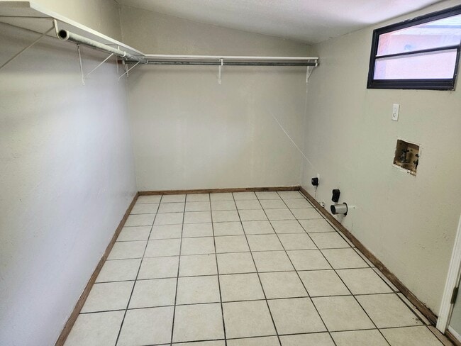 Building Photo - 905/907 N Ave K - duplex
