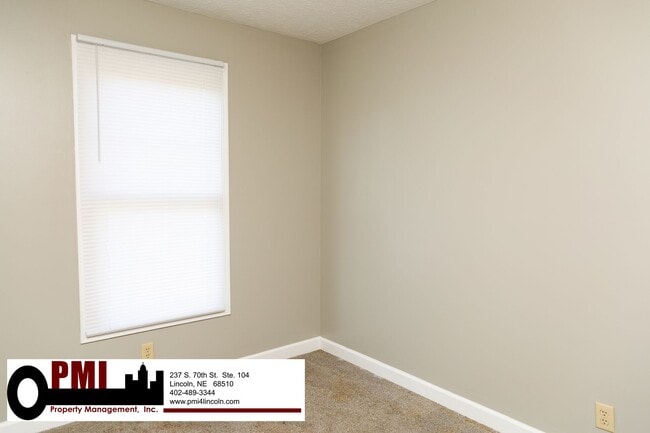 Building Photo - 3 Bedroom and 1.5 bathroom Duplex for rent