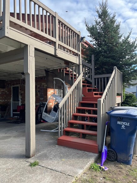 Building Photo - 1118 33rd St SE