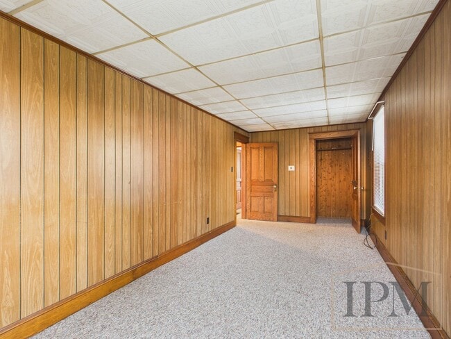 Building Photo - Available Now! Charming 2 Bedroom, 1 Bath ...