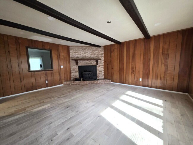 Building Photo - 8241 Robin Hood Dr