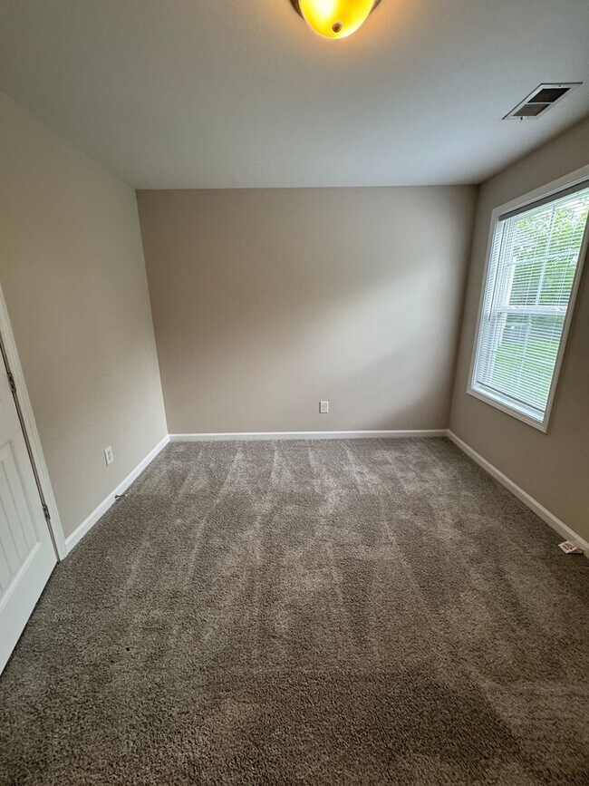 Building Photo - 1529 Gambill Wood Dr
