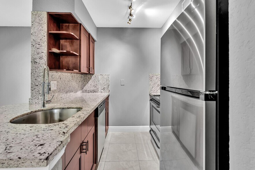 Building Photo - 2880 N Oakland Forest Dr