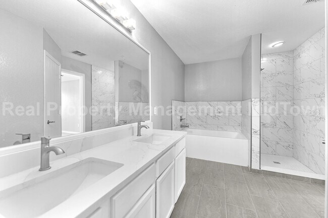 Building Photo - 2205 Bolivar Dr