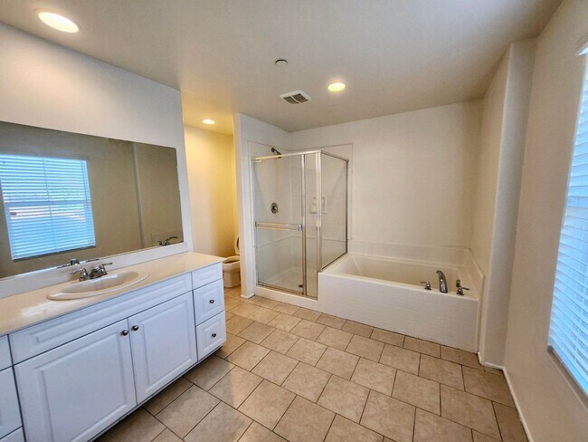 Building Photo - Newer 5 Bedroom home in quiet Lancaster co...