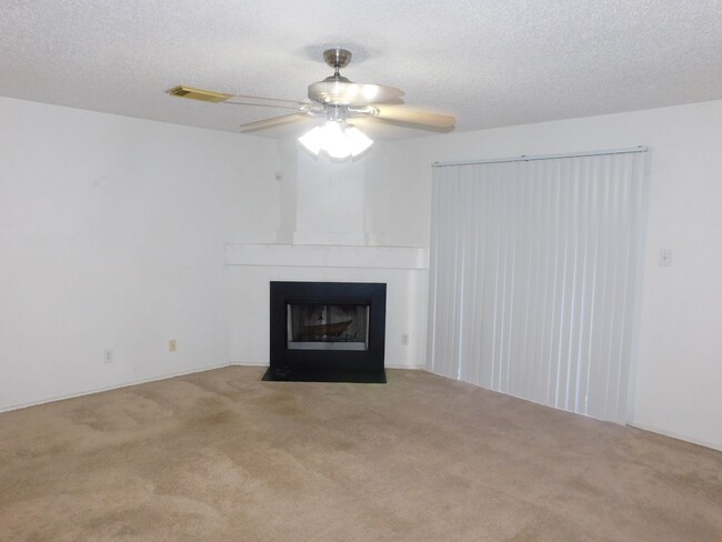 Building Photo - Beautifully maintained 3-bedroom, 2-bath home