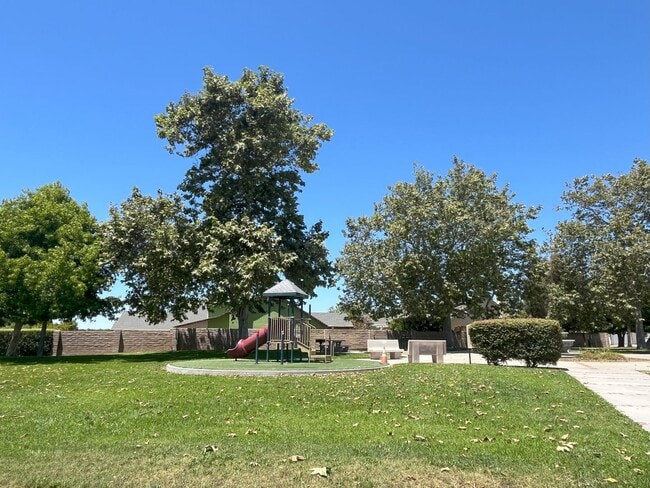 Building Photo - Available Now – 4 Bedroom Home in Desirabl...