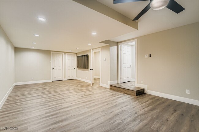 Building Photo - 6690 N Torrey Pines Dr