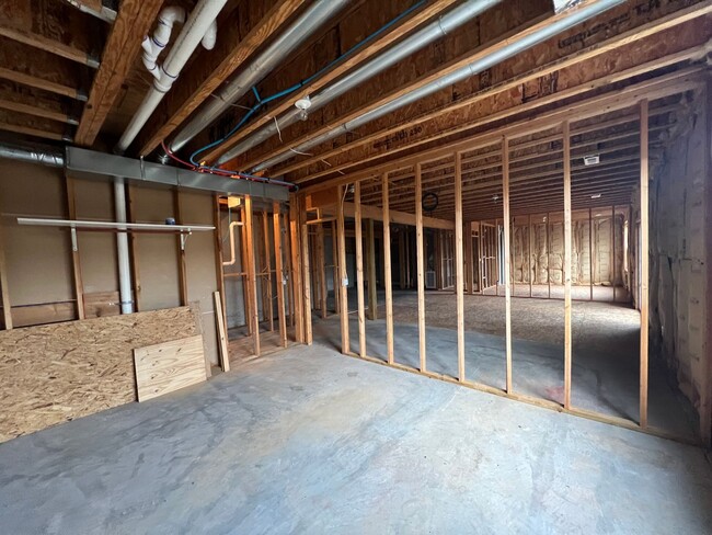 Building Photo - Open Floor plan with plenty of storage space!