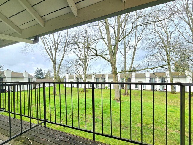 Building Photo - 2 Bedroom Townhome in Marysville Now Available!