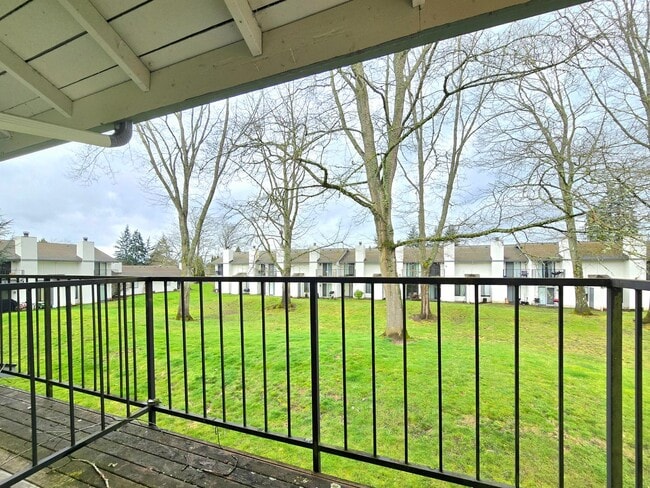 Building Photo - 2 Bedroom Townhome in Marysville Pet Friendly !