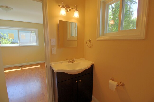 Building Photo - 2bd/1ba Apartment located 1 block from Duk...