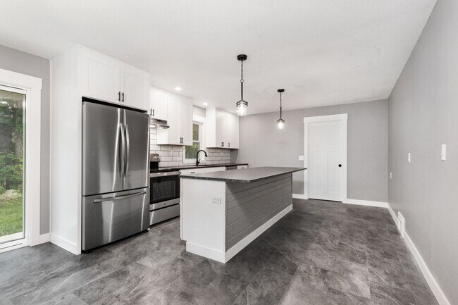 Building Photo - 1801 Elaine Dr