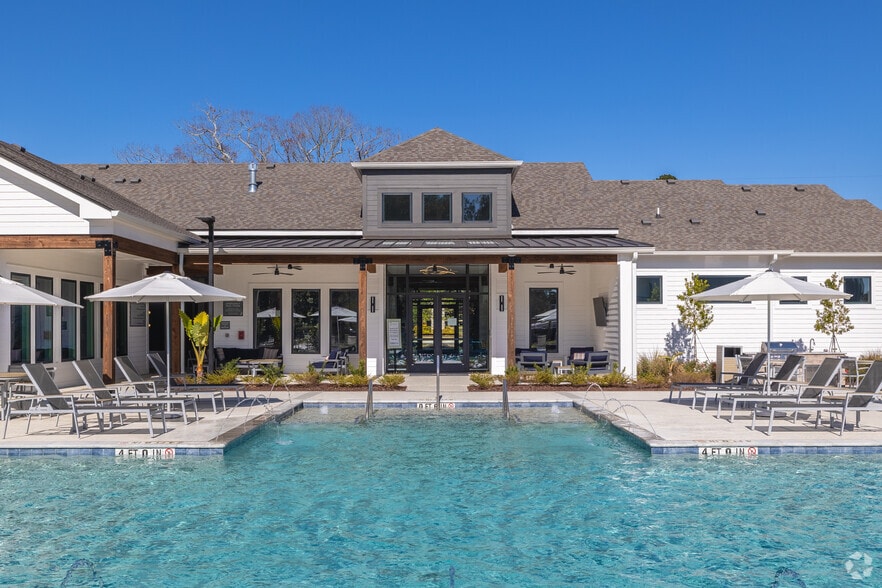 Pool & Outdoor Lounge Area - Flats at East Bay