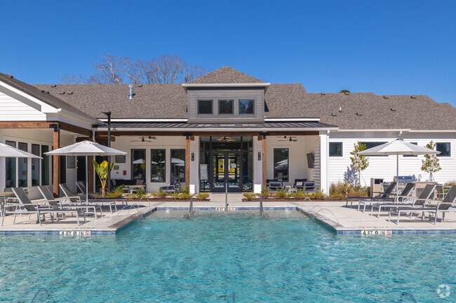Pool & Outdoor Lounge Area