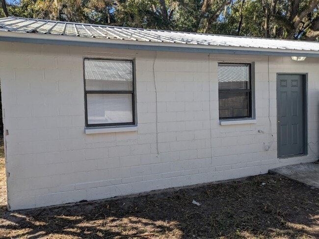 Building Photo - 637 NE Waldo Rd