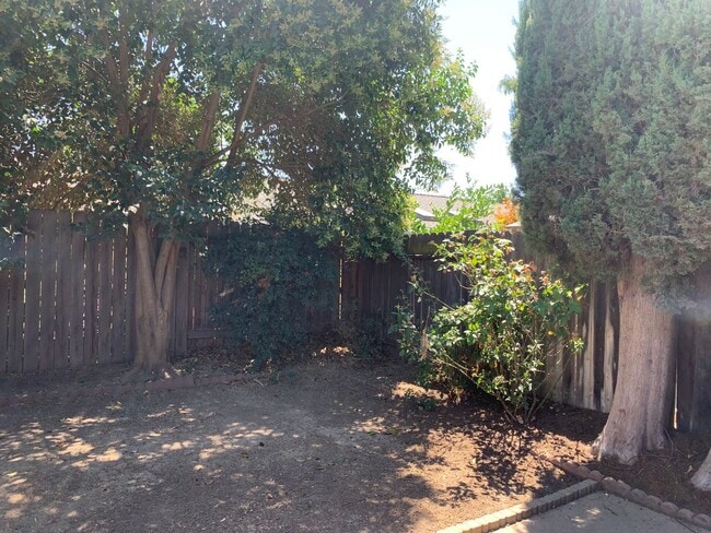 Building Photo - Adorable well maintained 3 bedroom 2 bath ...
